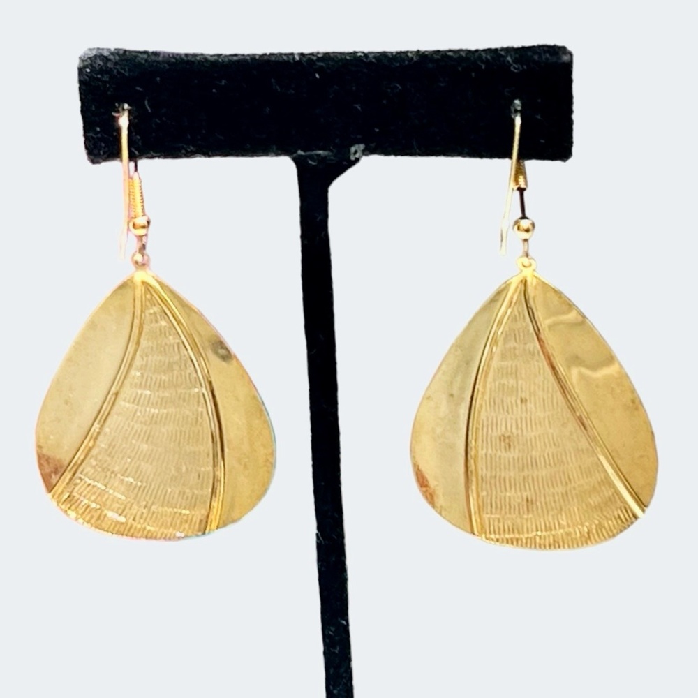 VINTAGE GOLD TONE TEARDROP DANGLE EARRINGS